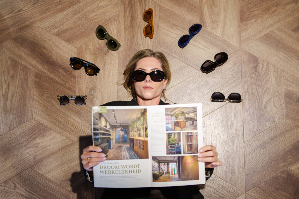 Zonnebrillen rondom een klant met tijdschrift