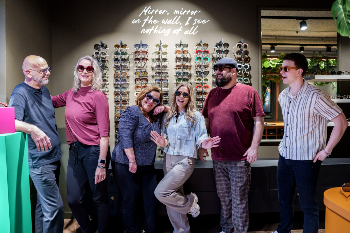 Het team voor de zonnebrillenwand