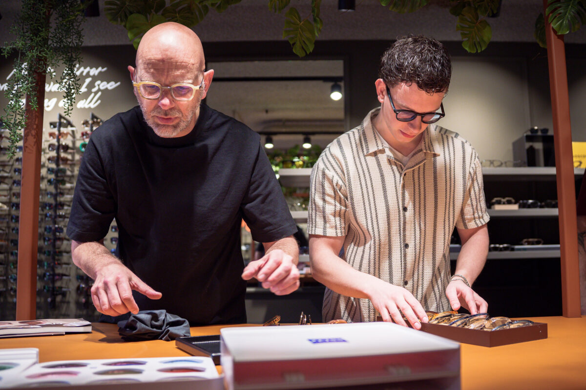 Wouter en collega bij de glasbar