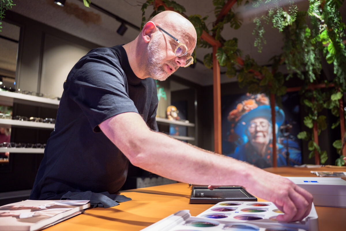 Glaspalet met kleurenstalen aan de bril-counter