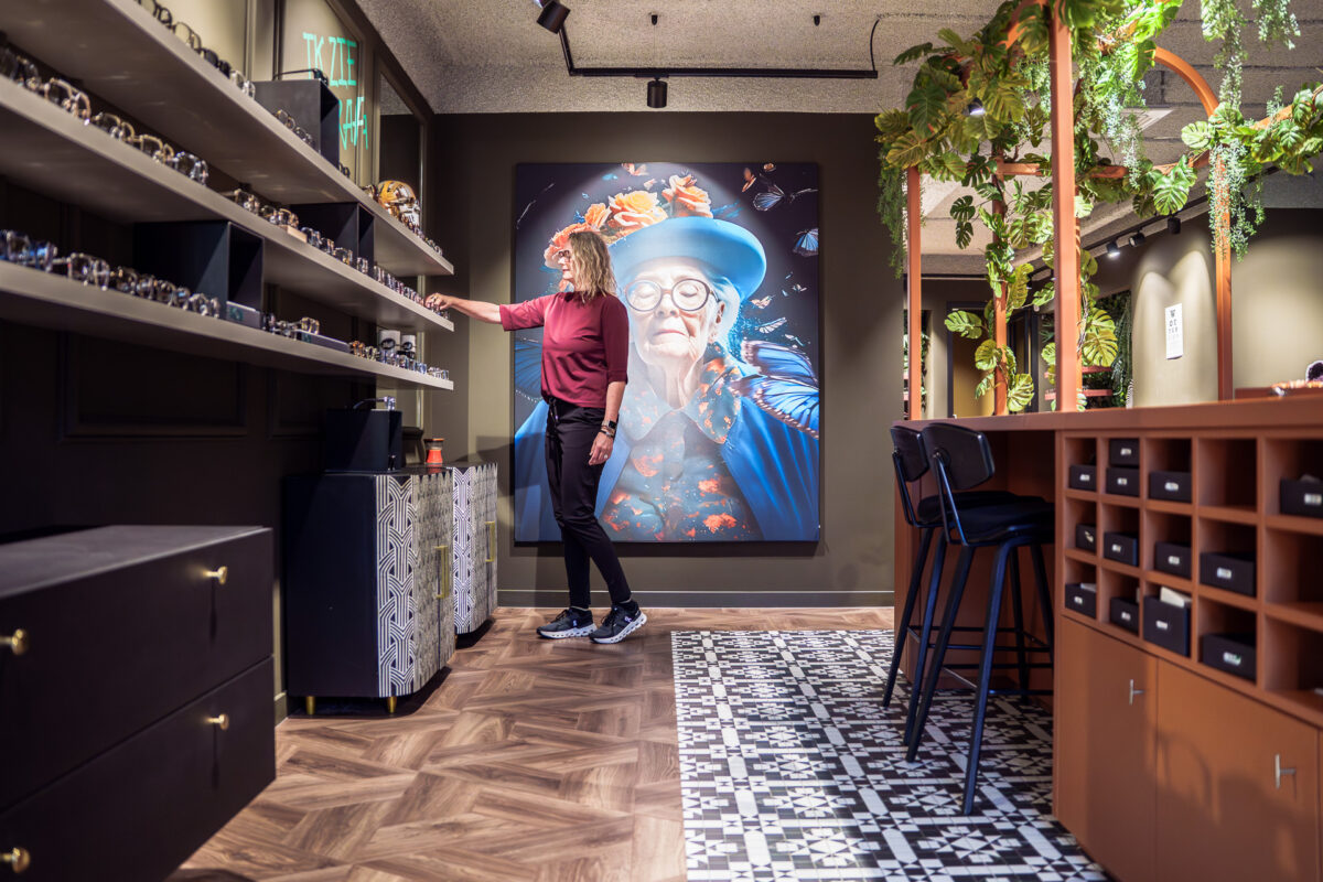 Medewerker bij kunstwerk