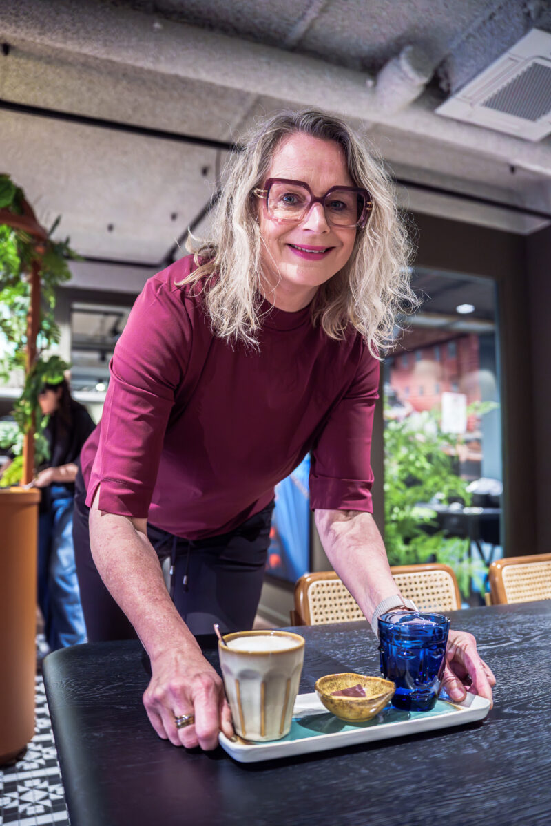 Koffie wordt geserveerd in de lounge