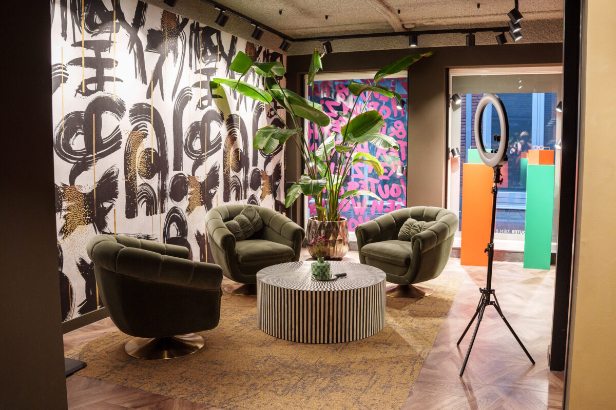 Lounge-hoek met brush-wallpaper en kleurenzuilen