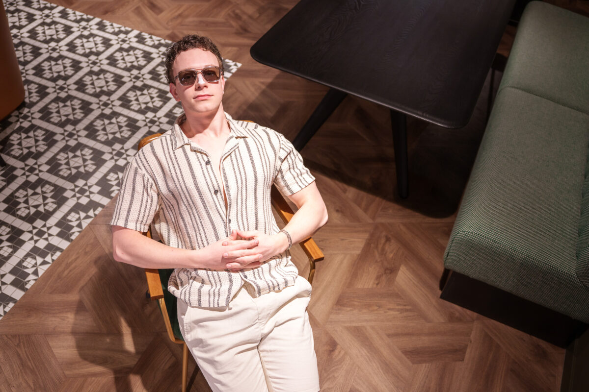 Collega zittend in de lounge