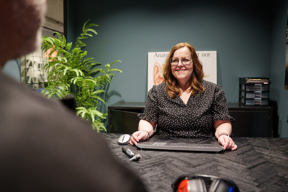 Audicienne in gesprek met een klant